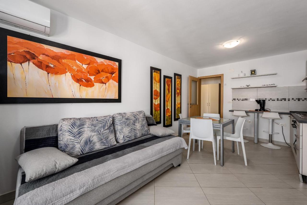 Apartments Dante Umag Exterior photo
